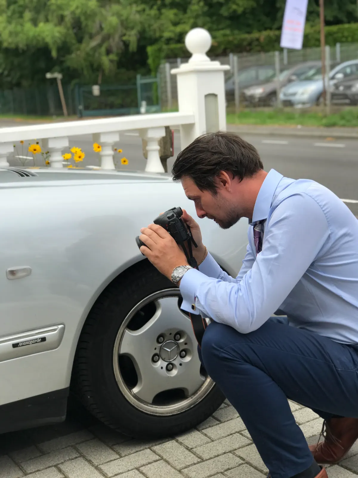 Christoph Dederich, Kfz-Sachverständiger im Kreis Euskirchen, bei der Schadensdokumentation