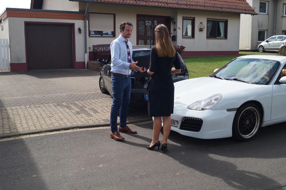 Christoph Dederich, freier Kfz-Sachverständiger, bei der Fahrzeugprüfung vor Ort in der Eifel
