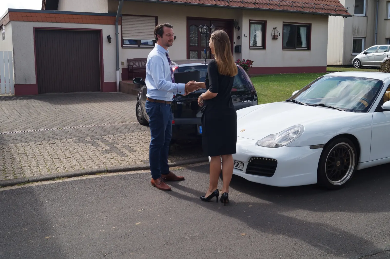 Christoph Dederich, Kfz-Sachverständiger, bei der Fahrzeugübergabe